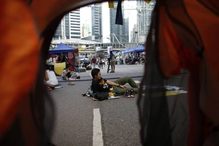 Manifestantes em Hong Kong: muitos chegaram com barracas, sugerindo que podem ficar por um bom tempo no local (Carlos Barria/Reuters)