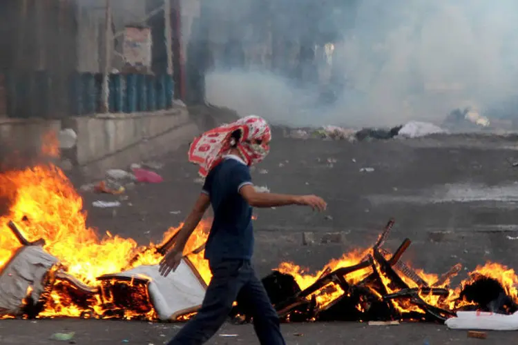 
	Manifestante curdo durante confronto com a pol&iacute;cia: O rein&iacute;cio da guerra em julho com a guerrilha curda PKK j&aacute; deixou centenas de mortos entre soldados e pol&iacute;cias, combatentes curdos abatidos e civis
 (Reuters / Sertac Kayar)