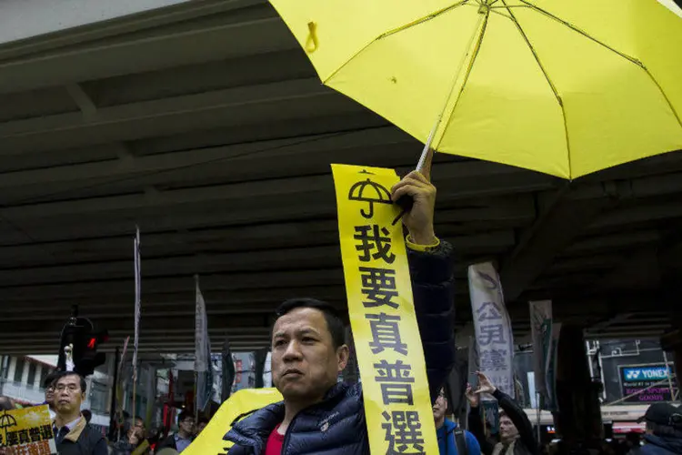 
	Manifestante pr&oacute;-democracia segura guarda-chuva amarelo, durante protesto em Hong Kong
 (Tyrone Siu/Reuters)