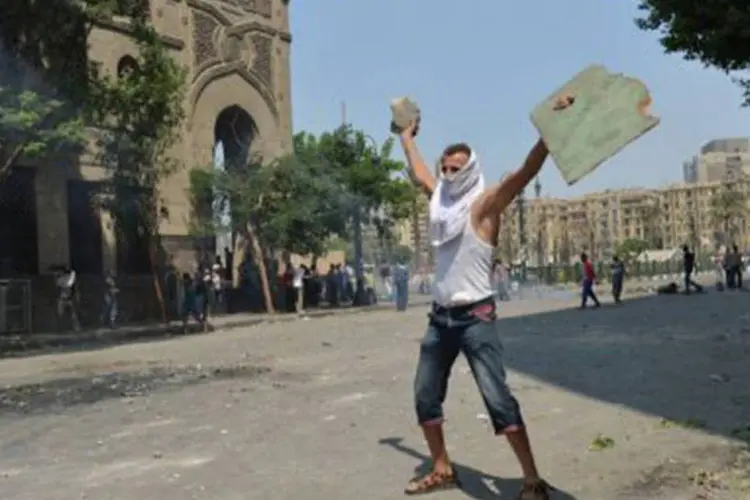 
	Manifestante eg&iacute;pcio protesta durante os embates com a policia perto da embaixada dos EUA no Cairo: o filme apresenta os mu&ccedil;ulmanos como ignorantes e gratuitamente violentos&nbsp;
 (Jaled Desouki/AFP)