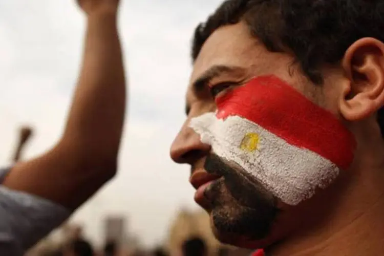 Manifestante participa dos protestos no Cairo pedindo a saída de Mubarak do poder (Peter Macdiarmid/Getty Images)