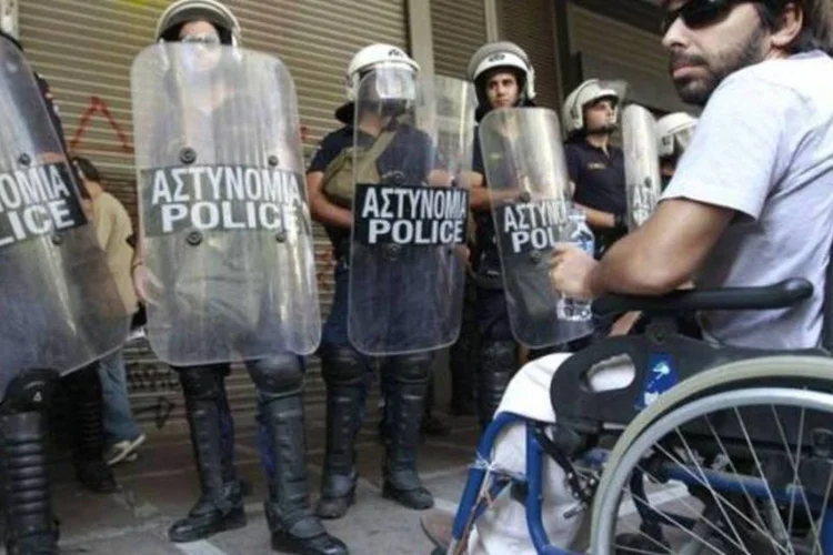 Manifestante em cadeira de rodas espera por inspetores da troika no Ministério do Trabalho em Atenas, na Grécia (John Kolesidis/Reuters)
