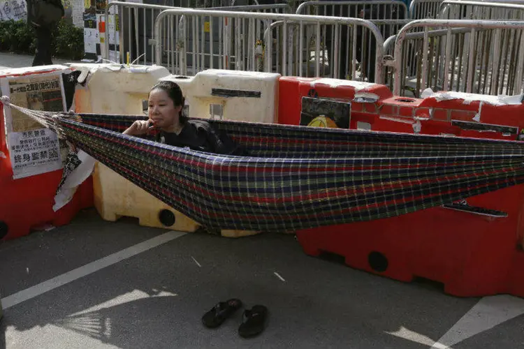
	Manifestante pr&oacute;-democracia acampada em frente ao pr&eacute;dio do governo de Hong Kong
 (Bobby Yip/Reuters)