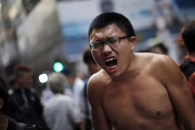 Manifestante reage a ação policial para remover barricadas em Mong Kok, Hong Kong (Carlos Barria/Reuters)