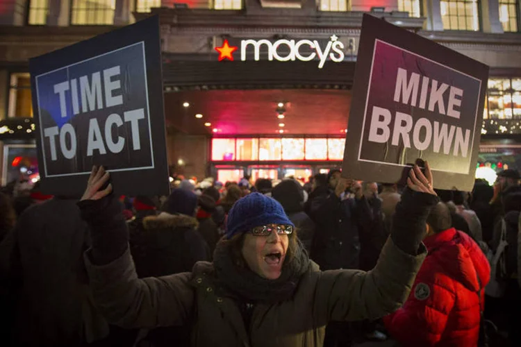 Protesto: dando início à nova estratégia dentro de uma loja do Walmart, cerca de 75 manifestantes protestaram de forma pacífica (Andrew Kelly/Reuters)