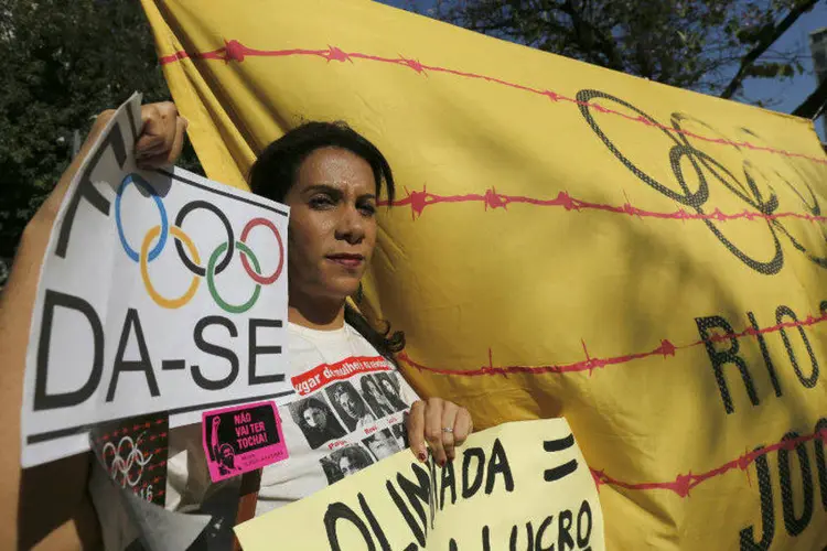 Manifestante contrária à Olimpíada do Rio de Janeiro em protesto perto do Maracanã (Sergio Moraes/Reuters)