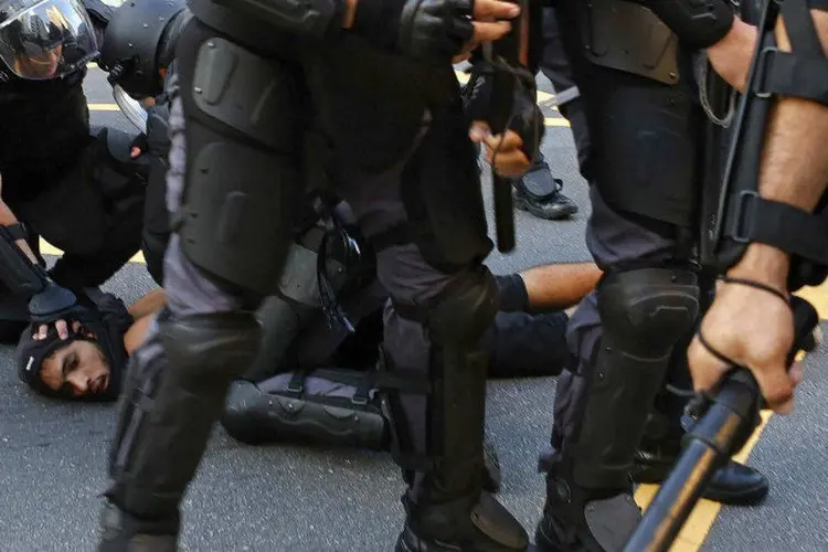 
	Manifestante &eacute; detido por policiais ap&oacute;s protesto contra aumento da tarifa de &ocirc;nibus em S&atilde;o Paulo
 (Nacho Doce/Reuters)