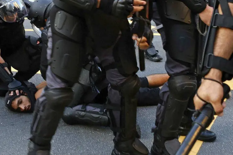 Manifestante é detido por policiais após protesto contra aumento da tarifa de ônibus em São Paulo (Nacho Doce/Reuters)