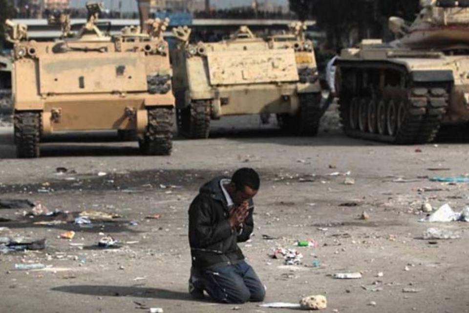 Dezenas de milhares rezam em Tahrir, em ato carregado de emoção