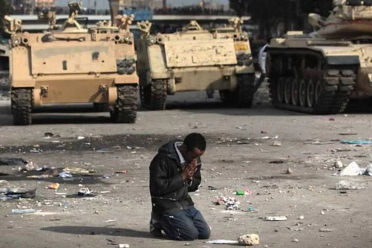 Manifestante reza no Cairo: o Irã afirma que os protestos ecoam a revolução islâmica iraniana de 1979 (John Moore/Getty Images)