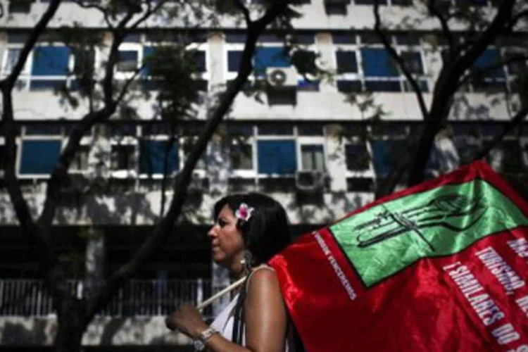 Manifestante protesta contra problemas econômicos em Portugal