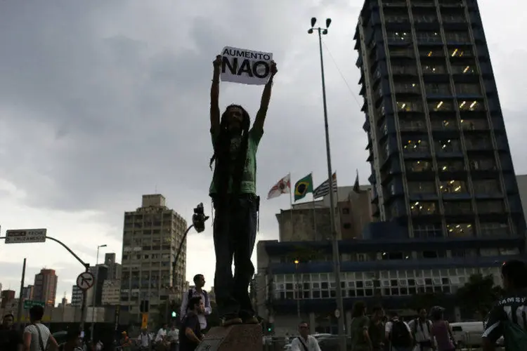 Manifestante segura cartaz durante protesto contra o aumento da tarifa do transporte em São Paulo (Nacho Doce/Reuters)