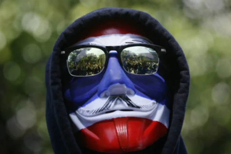 Manifestante contrário ao governo usa uma máscara com as cores da Tailândia: mobilização dos agricultores foi aproveitada pelo movimento antigovernamental (Damir Sagolj/Reuters)