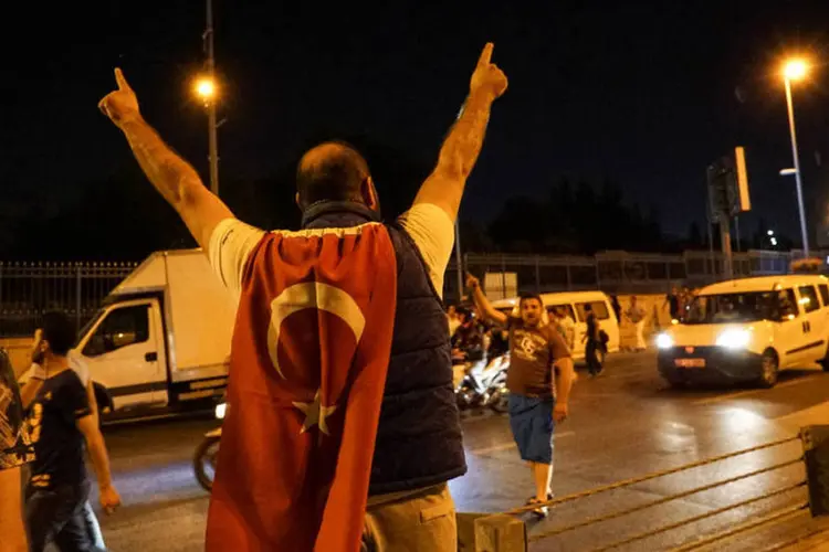 
	Manifestante durante a&ccedil;&atilde;o militar na Turquia: milhares de telefones celulares turcos receberam uma mensagem de texto assinada pelo pr&oacute;prio presidente
 (Defne Karadeniz/Getty Images)