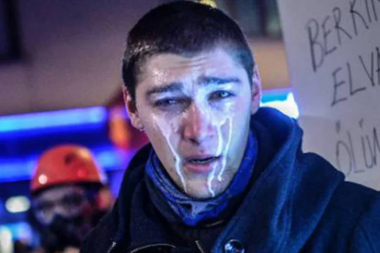 Manifestante na Turquia: jovem foi gravemente ferido na cabeça por uma bomba de gás lacrimogêneo (Bulent Kilic/AFP)
