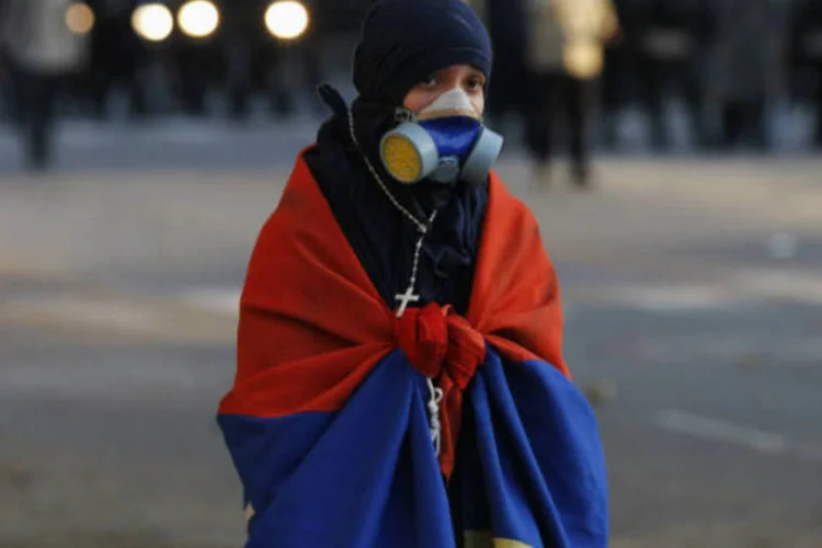 
	Manifestante anti-governo na Venezuela:&nbsp;legisla&ccedil;&atilde;o venezuelana pro&iacute;be o financiamento externo do ativismo pol&iacute;tico
 (Carlos Garcia Rawlins/Reuters)