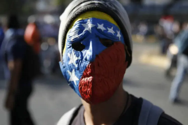 Manifestante com máscara em protesto na Venezuela: Secretaria de Relações Exteriores do México lamentou os fatos de violência (Carlos Garcia Rawlins/Reuters)
