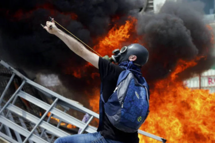 Manifestante usa estilingue para atirar pedra durante protesto em Istambul, na Turquia ( REUTERS/Murad Sezer)