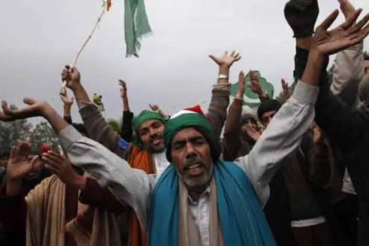 
	Manifestantes cantam frases de ordem durantes protestos no Paquist&atilde;o: em ru&iacute;nas, pa&iacute;s passar&aacute; por novo pleito eleitoral nos pr&oacute;ximos 90 dias
 (Akhtar Soomro / Reuters)