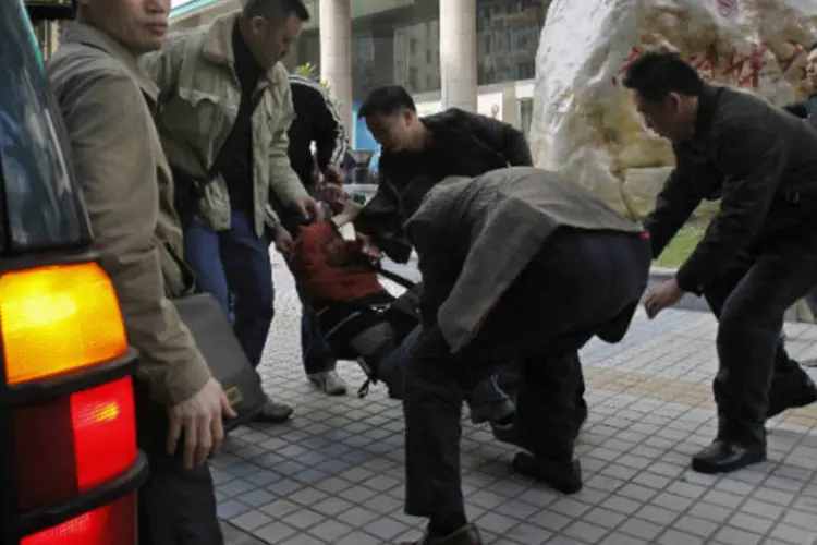 Manifestante é levado por policiais à paisana durante protestos a favor do semanário cantonês "Southern Weekly", na China (REUTERS/Staff)