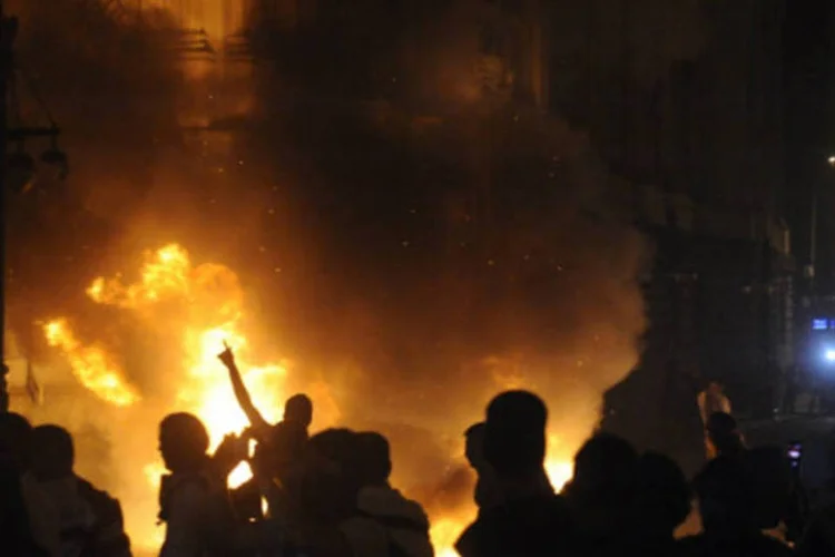 
	Manifestantes colocam fogo em latas de lixo:&nbsp;na tentativa de identificar os criminosos que agiram ontem, est&atilde;o sendo analisadas imagens de c&acirc;meras de seguran&ccedil;a.
 (Tomaz Silva/ABr)