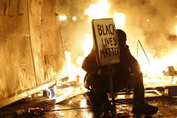 Manifestante em Ferguson (Reuters)