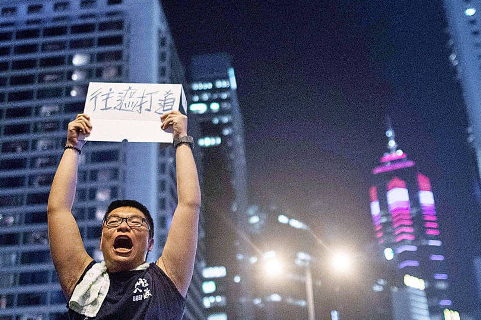 Ações caem pressionadas por empresas expostas a Hong Kong