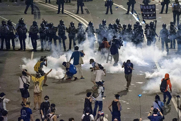 
	Hong Kong: tropa de choque usou spray de pimenta e g&aacute;s lacrimog&ecirc;neo contra os manifestantes
 (Getty Images)
