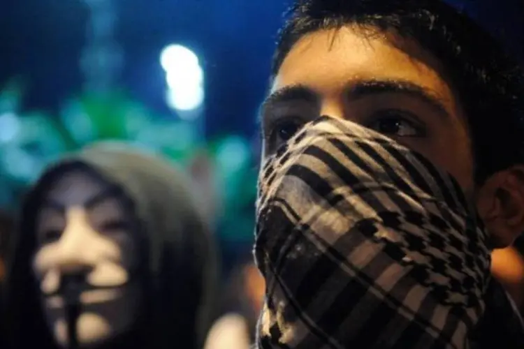
	Manifestante mascarado em protesto no Rio de Janeiro: edi&ccedil;&atilde;o da pol&iacute;tica foi acelerada ap&oacute;s as manifesta&ccedil;&otilde;es de junho do ano passado
 (Fernando Frazão/ABr)