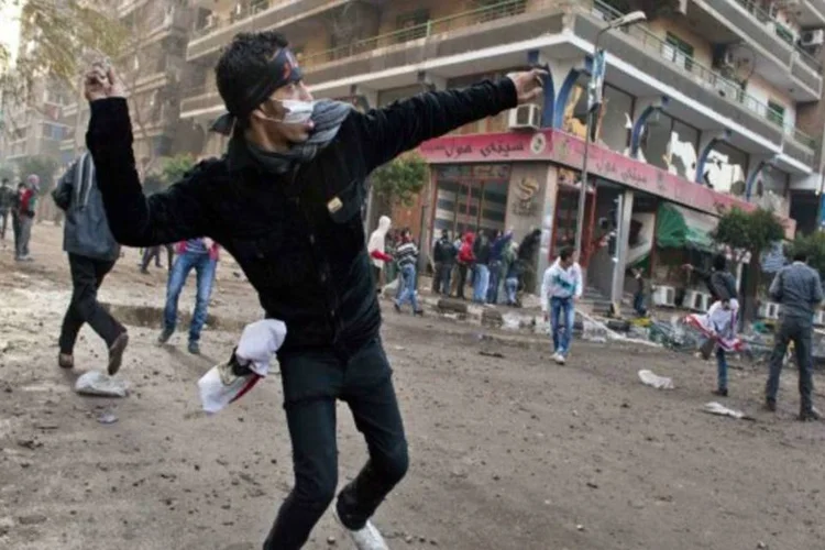 Centenas de egípcios protestaram na terça-feira diante da embaixada da Arábia Saudita no Cairo  (Carsten Koall/Getty Images)