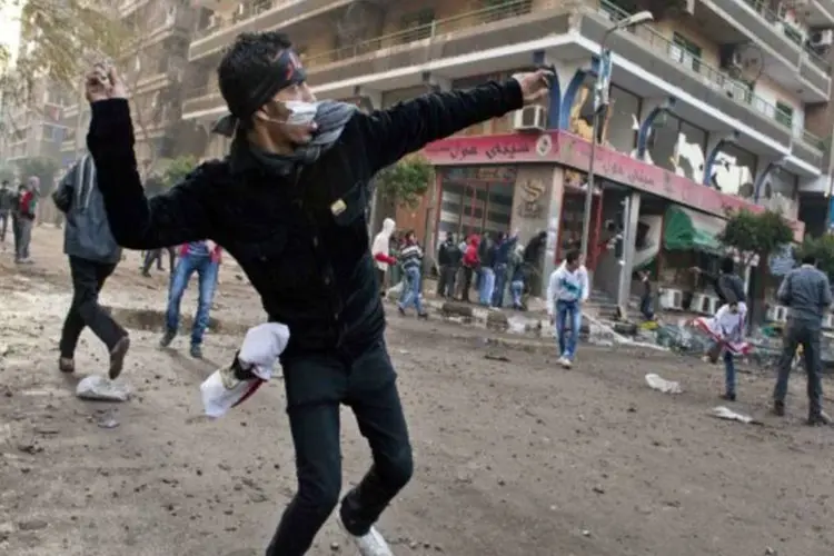 Autores chegaram ao local com artefatos para a explosão do gasoduto. Enquanto isso, distúrbios em Cairo continuam (Carsten Koall/Getty Images)