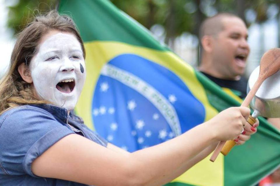 Manifestantes pedem renúncia de Renan em Copacabana