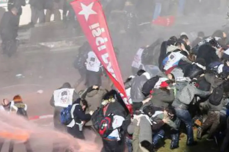 Manifestantes fogem do gás lacrimogêneo e dos jatos d'água em Ancara: passeata exige libertação de oficiais condenados por conspirarem contra o regime (Adem Altan/AFP)