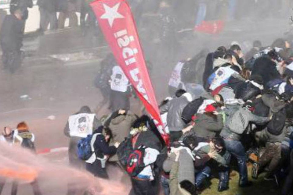 Polícia turca dispersa manifestantes em Ancara