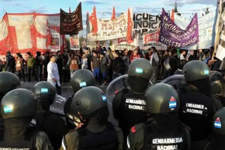 Manifestantes bloqueiam estrada em Buenos Aires: dsde a madrugada grupos de esquerda radical formaram piquetes nas principais rotas de acesso da cidade (Daniel Garcia/AFP)