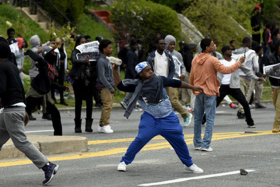 Baltimore começa a se recuperar de tumulto após enterro
