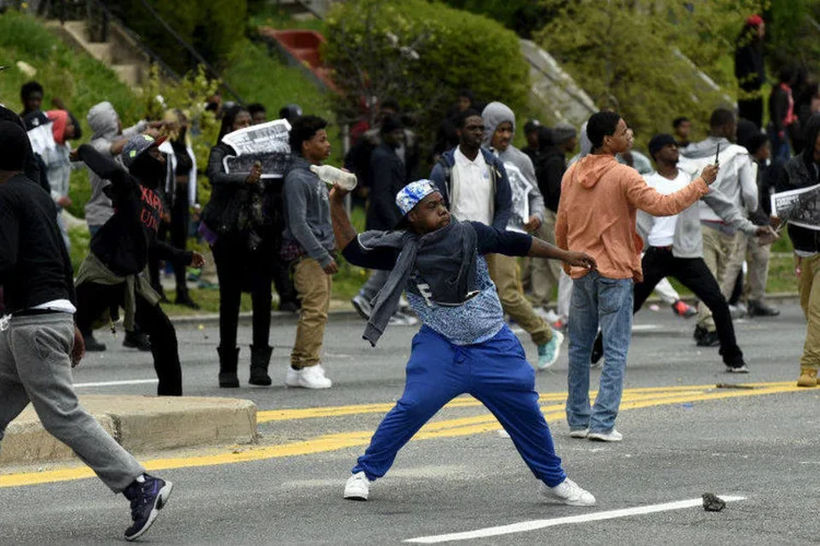 
	Manifestantes durante confronto com policiais em Baltimore: a viol&ecirc;ncia pareceu ter pego de surpresa as autoridades da cidade e os l&iacute;deres comunit&aacute;rios
 (Sait Serkan Gurbuz/Reuters)