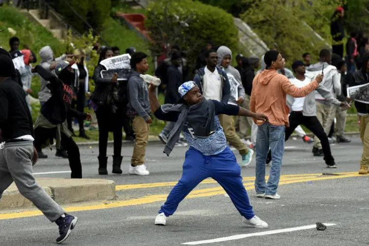 Manifestantes durante confronto com policiais em Baltimore (Sait Serkan Gurbuz/Reuters)