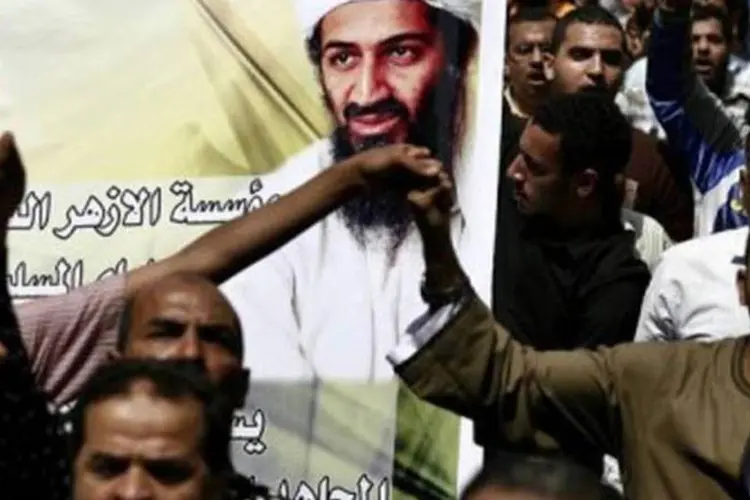 Os manifestantes exibiam faixas onde se lia "Osama bin Laden é o símbolo da Guerra Santa" (Misam Saleh/AFP)