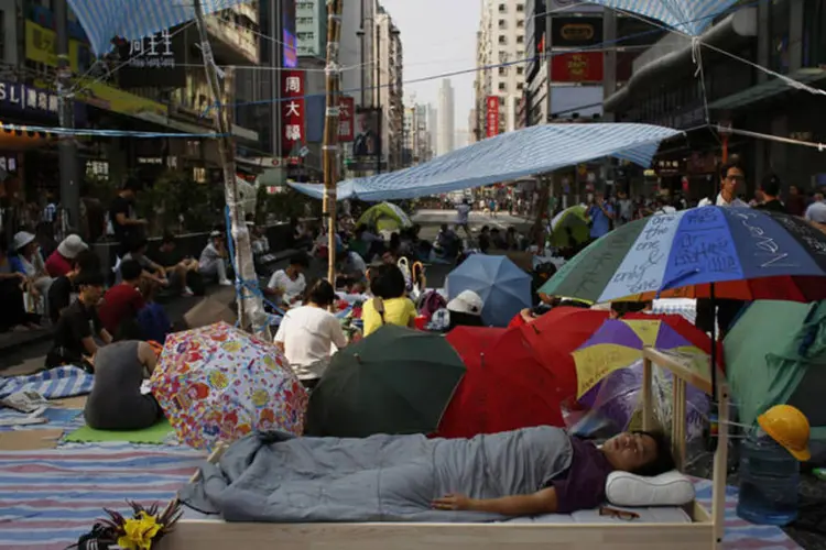 Manifestantes bloqueiam rua em Hong Kong: Pequim teme que reivindicações possam se espalhar pela China continental (Bobby Yip/Reuters)