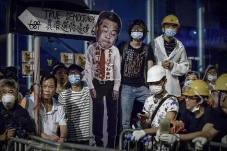 Manifestantes exibem um boneco de Leung Chun-Ying, chefe de governo de Hong Kong (Philippe Lopez/AFP)