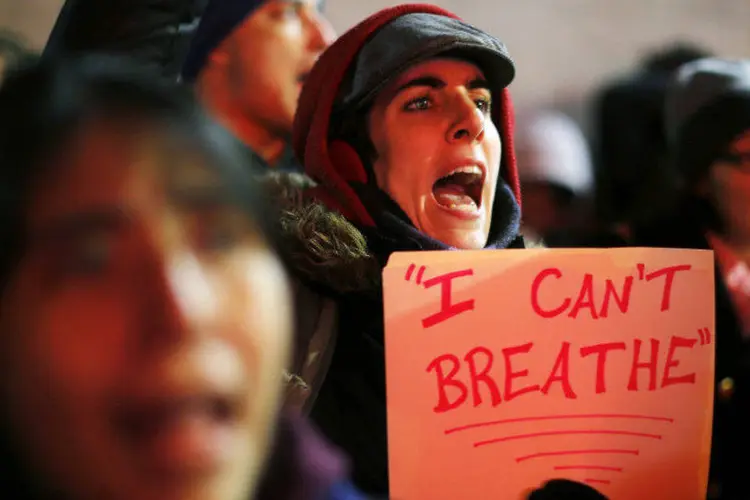 
	Manifestantes protestam contra tribunais que n&atilde;o indiciaram policiais envolvidos na morte de Michael Brown e Eric Garner, em Boston
 (Brian Snyder/Reuters)