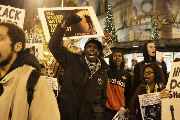 Manifestantes fazem marcha pelas ruas de Seattle, Washington, após decisão do júri no caso de Michael Brown (Jason Redmond/Reuters)