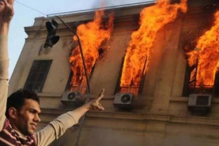 Os manifestantes também pedem o fim do poder militar instaurado desde a renúncia de Mubarak (Mohammed Hossam/ AFP)