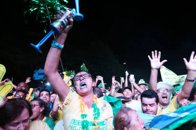 
	Manifestantes comemoram aprova&ccedil;&atilde;o do impeachment na C&acirc;mara: muitos operadores embolsavam ganhos ap&oacute;s esse movimento, o que contribu&iacute;a para limitar um pouco a queda dos DIs
 (Wilson Dias/Agência Brasil)
