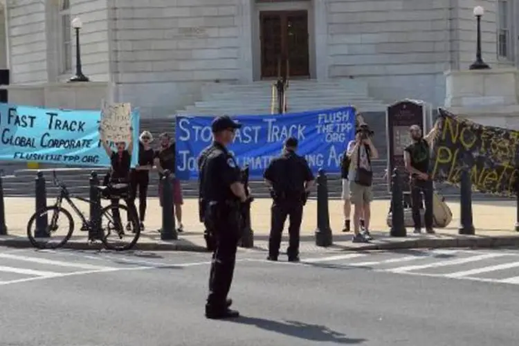 Manifestantes anti-livre comércio protestam em frente ao Congresso dos EUA (Mandel Ngan/AFP)