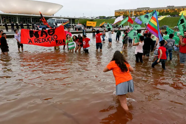 Manifestantes jogam tinta vermelha no lago em frente ao Congresso contra a votação da maioridade penal (Lula Marques / Agência PT/Fotos Públicas)