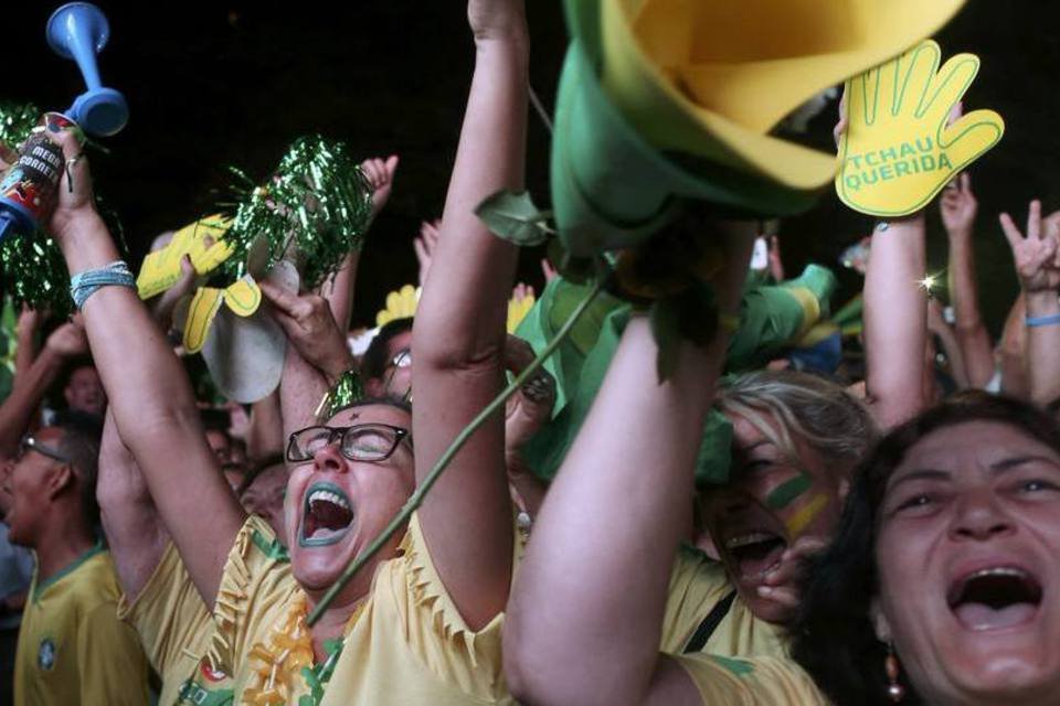 Manifestantes comemoram abertura de impeachment na Esplanada