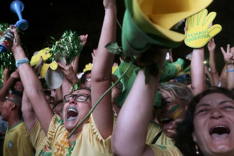 Clima de torcida de futebol das manifestações nos últimos meses chegou ao seu ápice na noite de hoje (17) (Reuters/Adriano Machado)