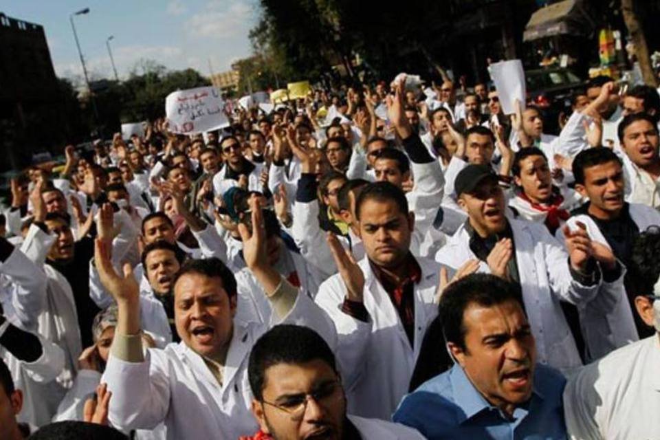 Estimulados pela revolta, trabalhadores egípcios lutam por melhorias